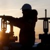 Россия и Саудовская Аравия - пакт нефтяных сверхдержав (Работник нефтяного месторождения в России | © REUTERS, Sergei Karpukhin/File Photo) Работник нефтяного м…