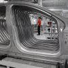 На фабрике Tesla надрываются нелегалы. А вы ожидали роботов? (Рабочий на заводе Tesla в Фремонте, Калифорния) Рабочий на заводе Te…