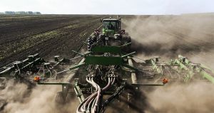 Россия. Новосибирская область. 20 мая 2017. Посев зерновых на полях сельскохозяйственного предприятия ЗАО Степное в Искитимском районе. Кирилл Кухмарь/ТАСС Россия. Новосибирская область. 20 мая 2017. Посев зерновых на полях сельскохозяйственного предприятия ЗАО Степное в Искитимском районе. Россия. Новосибирска…