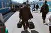 Постой, паровоз! (Отправление поезда на Украину с Киевского вокзала. | Фото: Надалинский Евгений / Коммерсантъ) Отправление поезда н…