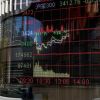 Первый залп американской войны против Китая (Биржевые графики отражаются в стекле брокерской фирмы в Пекине) Биржевые графики отр…