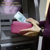 Россия хочет освободить рубль от нефти (Снятие денег с банковской карты | © РИА Новости,) Снятие денег с банко…