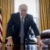 'Диктаторы', 'террористы' и 'сумасшедшие': Трамп строит новую 'ось зла' (Президент США Дональд Трамп в Овальном кабинете Белого дома в Вашингтоне) Президент США Дональ…
