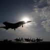 Появились новые данные об американских базах в Сирии (Американский истребитель во время операции в Сирии и Ираке. Архивное фото) Американский истреби…