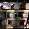 'Тому, кто в гробу, уже все равно': похоронный бизнес изнутри (Выставка похоронных услуг. Архивное фото) Выставка похоронных …