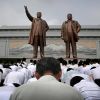 Настоящая причина, по которой КНДР может начать войну (Корейцы у памятников Ким Ир Сена и Ким Чен Иру во время празднования 62-летия окончания Корейской во…) Корейцы у памятников…