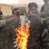 Добить раненого зверя. Сирийская армия готовится к прорыву на Дейр-эз-Зор (Сирийские солдаты сжигают флаг террористической группировки Исламское государство (запрещенная в РФ)…) Сирийские солдаты сж…