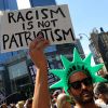 Как теперь поступит белая Америка? (Акция протеста против белых националистов в Нью-Йорке | © REUTERS,) Акция протеста проти…
