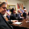 За Трампа, против глобалистов: как уволенный стратег Белого дома Бэннон собирается бороться с врагами президента (За Трампа, против глобалистов: как уволенный стратег Белого дома Бэннон собирается бороться с врагам…) За Трампа, против гл…