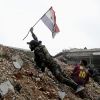 Как США проиграли войну в Сирии России и Ирану (Сирийский солдат во время боя с боевиками к востоку от Алеппо | © AP Photo, Hassan Ammar) Сирийский солдат во …