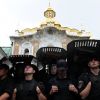 Киево-Печерская лавра под ударом: спасет ли СБУ 'москалей в рясах' (Сотрудники правоохранительных органов Украины обеспечивают правопорядок у входа в Киево-Печерскую Ла…) Сотрудники правоохра…