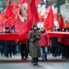 Что России делать со своим прошлым (Участники шествия в Омске, посвященного 99-й годовщине Великой Октябрьской революции | © РИА Новости…) Участники шествия в …