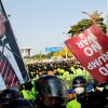 'Россия, помоги договориться с Пхеньяном': итог дипломатии Трампа (Митинг во время выступления президента США Дональда Трампа в Сеуле. 8 ноября 2017) Митинг во время выст…