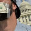 Возможная цена антироссийских санкций для США — триллион долларов (Мужчина с заклеенным долларовой купюрой ртом перед зданием Капитолия в Вашингтоне. Архивное фото) Мужчина с заклеенным…