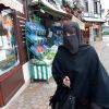 Европейская демография: сценарии меняющегося мира (Девушка в мусульманской одежде на улице Ле Мениль-Сен-Дени, Франция) Девушка в мусульманс…
