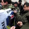 Война в Донбассе: бежали робкие грузины (На фото: украинские солдаты подписывают флаг грузинского легиона после церемонии, проведенной для 29…) На фото: украинские …