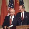 США 'предали' Россию, но эти не те 'новости, которые можно напечатать' (Официальный визит в США Президента СССР М.С. Горбачева | © РИА Новости, Юрий Абрамочкин) Официальный визит в …