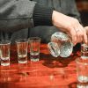 Почему российские мужчины так мало живут (Посетитель разливает водку в пивном баре. Архивное фото) Посетитель разливает…