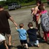 Половина американцев находится на пороге бедности. (Семья несёт сумки с благотворительной помощью. Освего, Нью-Йорк, 2012 год) Семья несёт сумки с …