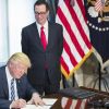 Трамп бросается в психическую (На фото: президент США Дональд Трамп и министр финансов США Стивен Мнучин (Фото: Zuma/TASS)) На фото: президент С…