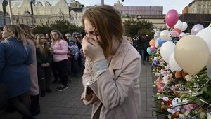 Женщина плачет во время траурных мероприятий в память о погибших во время пожара в Кемерово REUTERS Yuri Maltsev Женщина плачет во вр…
