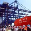 Почему Россию постоянно трясет, а Китай — нет (На фото: грузовое судно с четырьмя причальными кранами. Китайская фирма Zhenhua Heavy Industrial име…) На фото: грузовое су…
