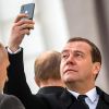 Медведева призвали разбить свой 'айфон' (На фото: премьер-министр РФ Дмитрий Медведев с телефоном iphone (Фото: Валерий Шарифулин/ТАСС)) На фото: премьер-мин…
