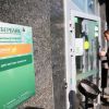Грефу пора сушить сухари (На фото: вход в отделение Сбербанка (Фото: Антон Новодережкин/ТАСС)) На фото: вход в отде…