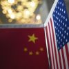 Управляемый хаос стал неуправляемым. Первые итоги войны Китая и США (Флаги США и Китая. архивное фото) Флаги США и Китая. а…