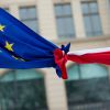 Евросоюз приговорил Польшу (Связанные флаги Евросоюза и Польши. Архивное фото) Связанные флаги Евро…
