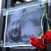 Российский журналист, инсценировавший свое убийство, был убит своей женой (Цветы в память об убитом российском журналисте Аркадии Бабченко у здания посольства РФ в Киеве. 30 м…) Цветы в память об уб…