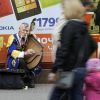 Транш или смерть. У Украины больше не осталось вариантов (Уличный музыкант с домрой на улице Киева. Архивное фото) Уличный музыкант с д…