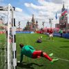 Футбол в стране 'агрессора': Красиво, но дюже погано (На фото: товарищеский матч болельщиков на футбольном поле в Парке футбола чемпионата мира по футболу…) На фото: товарищески…