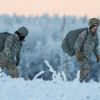 Пентагон приказал догнать и перегнать Россию. Но пока не на чем (Американские военные во время учений на Аляске. Архивное фото) Американские военные…
