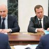 Силуанов: Пенсионер живет 22 года, это слишком много (На фото: первый вице-премьер РФ — министр финансов РФ Антон Силуанов и премьер-министр РФ Дмитрий Ме…) На фото: первый вице…