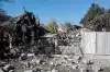 Цветы у взорванного дома (Донбасс, очередной разрушенный ВСУ дом) Донбасс, очередной р…