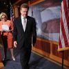 Американцы сдаются русским хакерам: 'Путин получает что хочет' (Сенаторы Клэр Маккаскилл и Джим Вебб покидаю сцену после пресс-конференции) Сенаторы Клэр Маккас…