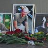 Гибель журналистов в Африке: зачем врут те, кто их туда послал (Цветы у фотографий погибших в Центральноафриканской Республике журналистов: Орхана Джемаля, Кирилла …) Цветы у фотографий п…