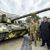 В трусах на танке, с валидолом над учебником: Киев 'борется с врагом' (Президент Украины Петр Порошенко и министр обороны Степан Полторак смотрят на танк Оплот во время от…) Президент Украины Пе…