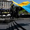 Список побед. Запад перечислил 'изменения к лучшему' на Украине (Мужчина с украинским флагом у памятника основателям Киева на площади Независимости) Мужчина с украинским…