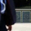 Евросоюз применит к России фальшивые санкции за фальшивые атаки (Мужчина на фоне флагов ЕС в Брюсселе. Архивное фото) Мужчина на фоне флаг…