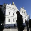 Хеллоуин в Киеве: факельный марш готовится идти на Берлин (Сотрудники правоохранительных органов Украины у Киево-Печерской Лавры. 14 октября 2018) Сотрудники правоохра…