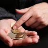 Чиновники наживаются на 45−55-летних обнищавших россиянах