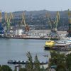 Европейские компании торгуют с Крымом в обход санкций (Вид на Феодосийский торговый порт. Архивное фото | © РИА Новости. Сергей Мальгавко) Вид на Феодосийский …