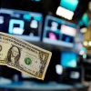 'Ядерный вариант': нефтедоллар угрожают убить (Долларовая банкнота прикреплена к экрану компьютера трейдера на Нью-Йоркской фондовой бирже | © AP P…) Долларовая банкнота …