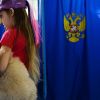 ЦИК утвердил окончательные данные по выборам в Госдуму (Девочка с собакой в единый день голосования на избирательном участке в Новосибирске) Девочка с собакой в …