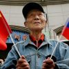 Партия 'Что угодно, только не сближение России с Китаем' и чего она боится (Пожилой мужчина держит китайский и российский флаги | © AFP 2019 / Mark Ralson) Пожилой мужчина держ…