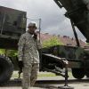 Грядет битва США и Европы из-за советского оружия (Американский военный стоит рядом с зенитно-ракетным комплексом Patriot на военной базе в Мораге, Пол…) Американский военный…