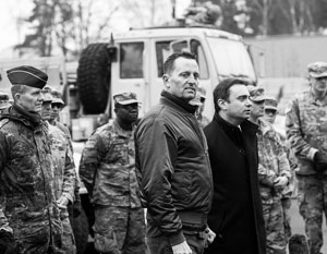Посол Ричард Гренелл (на первом плане) с американскими военными в Германии Посол Ричард Гренелл…