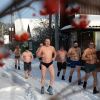 'Такой холод не выдерживают даже медведи, а русским все нипочем!' (Любители зимнего плавания из клуба моржей Белый Медведь во время пробежки перед купанием в проруби |…) Любители зимнего пла…